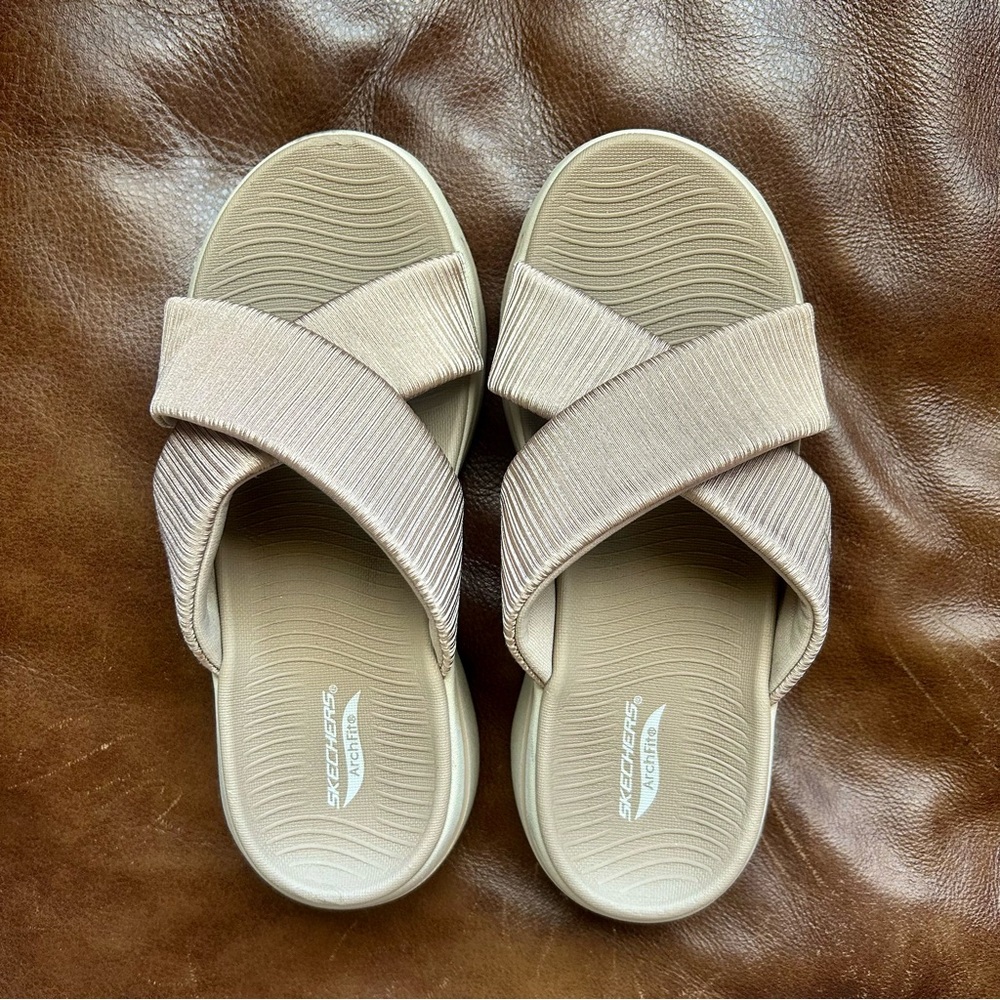 Sz 6 Skechers Taupe GoWalk ArchFit Slip-On Sandals